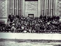 Bambini fotografati davanti al santuario del Sacro Cuore nel 1926