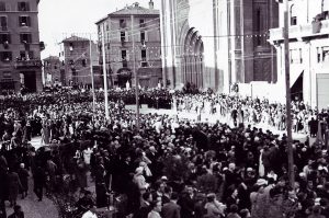 La folla gremisce la piazza e la via di fronte al Santuario del Sacro Cuore per l'arrivo della reliquia di don Bosco