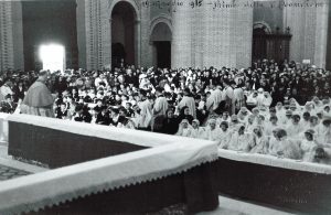 19 Marzo 1935 - Bimbi alla prima Comunione (don Gavinelli a sinistra, di spalle)