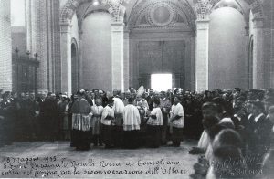 18 maggio del 1935: il Card. Nasalli Rocca entra nel santuario per la riconsacrazione dell'altare