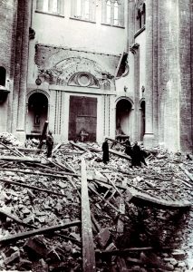 La mole di detriti ricopre una delle porte laterali