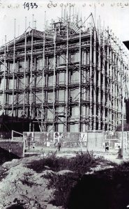 1933: le impalcature ricoprono il Santuario. Si procede con la ricostruzione