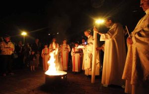 01 Parrocchia Don Bosco nel Quartiere Savena in via San Bartolomeo Maria dal Monte. Ore 21 Inizio della celebrazione di Pasqua con il rito del fuoco