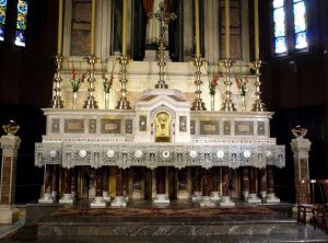 Visione d'insieme della tovaglia dell'altare con i ricami delle promesse del Sacro Cuore