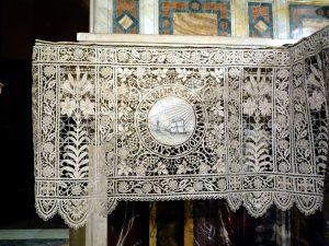 Particolare della tovaglia dell'altare