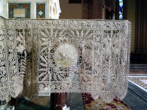 Particolare della tovaglia dell'altare