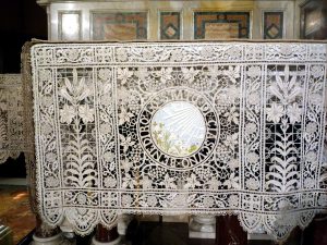 Particolare della tovaglia dell'altare