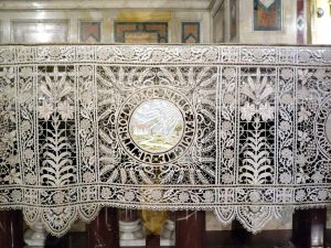 Particolare della tovaglia dell'altare