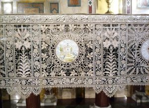 Particolare della tovaglia dell'altare