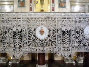 Particolare della tovaglia dell'altare