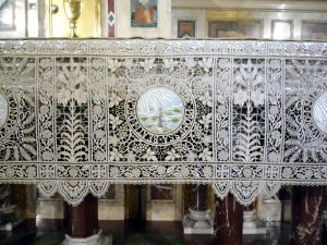 Particolare della tovaglia dell'altare