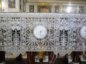 Particolare della tovaglia dell'altare