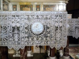 Particolare della tovaglia dell'altare