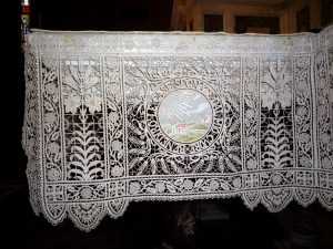 Particolare della tovaglia dell'altare
