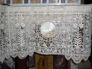 Particolare della tovaglia dell'altare
