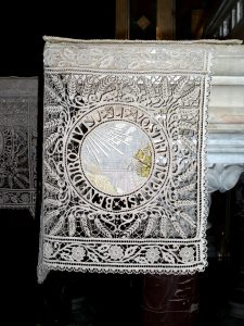 Particolare della tovaglia dell'altare